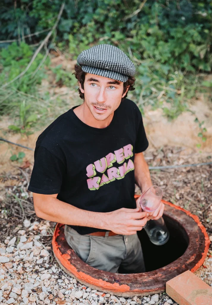 Portrait de Rafaël Raybois dans une amphore enterrée