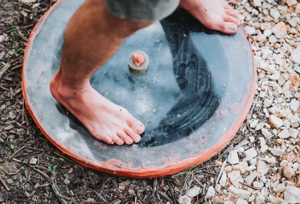 Pieds sur une qvevri